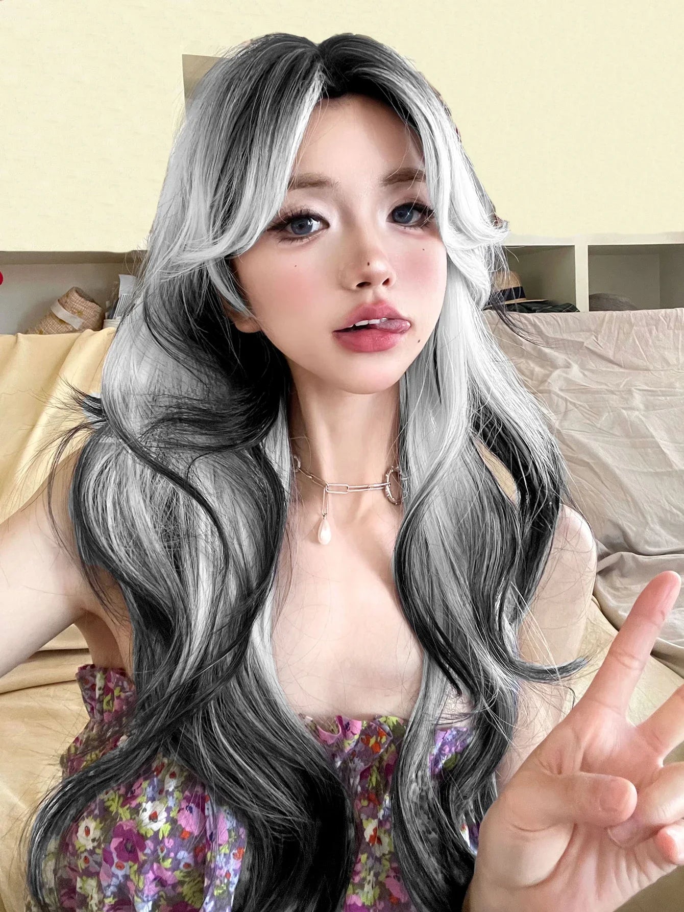 Ihomed 28Inch White Black Ombre Lolita Synthetic Wigs Middle Part Long Wavy Hair Wig for Women Cosplay Daily Use Cosplay Heat Resistant