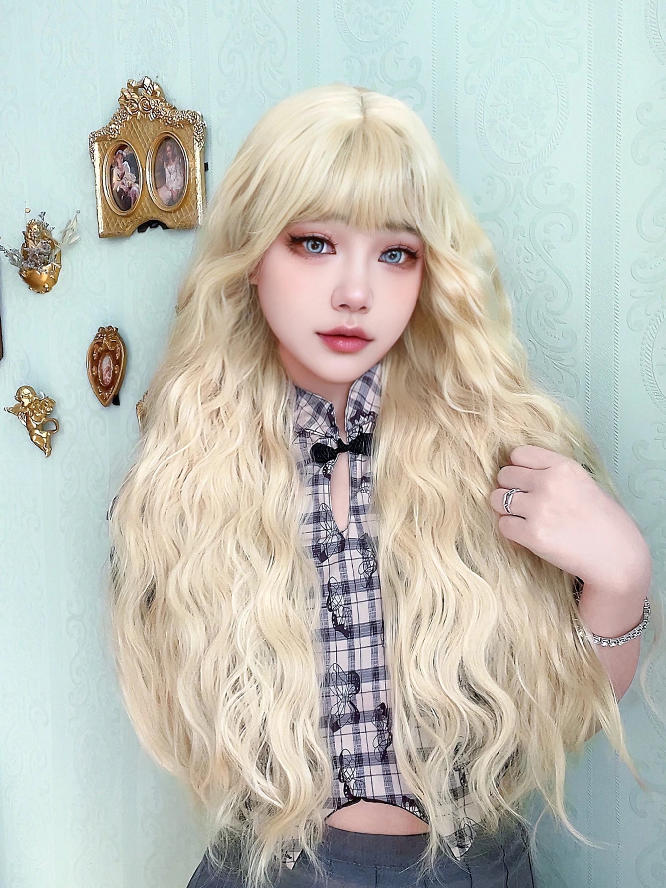 Ihomed 28Inch Light Blonde Color Synthetic Wigs with Bangs Long Natural Curly Hair Wig for Women Daily Use Cosplay Heat Resistant